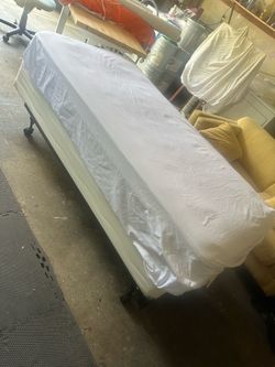 Individual Bed in Good Condition, Metal Frame , Box Springs and Mattress , $30 we’re Moving , Don’t need anymore