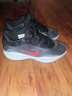 NIKE BASKETBALL SHOES (10-i keep them clean tho)
