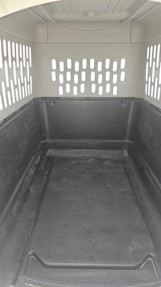 LARGE DOG KENNEL 34L X 23 W X 28H