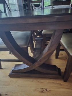 Expandable dining table for 6