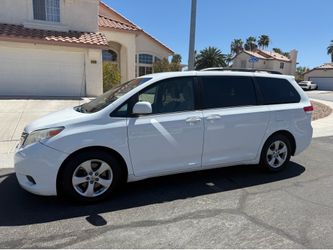 2014 TOYOTA SIENNA LE