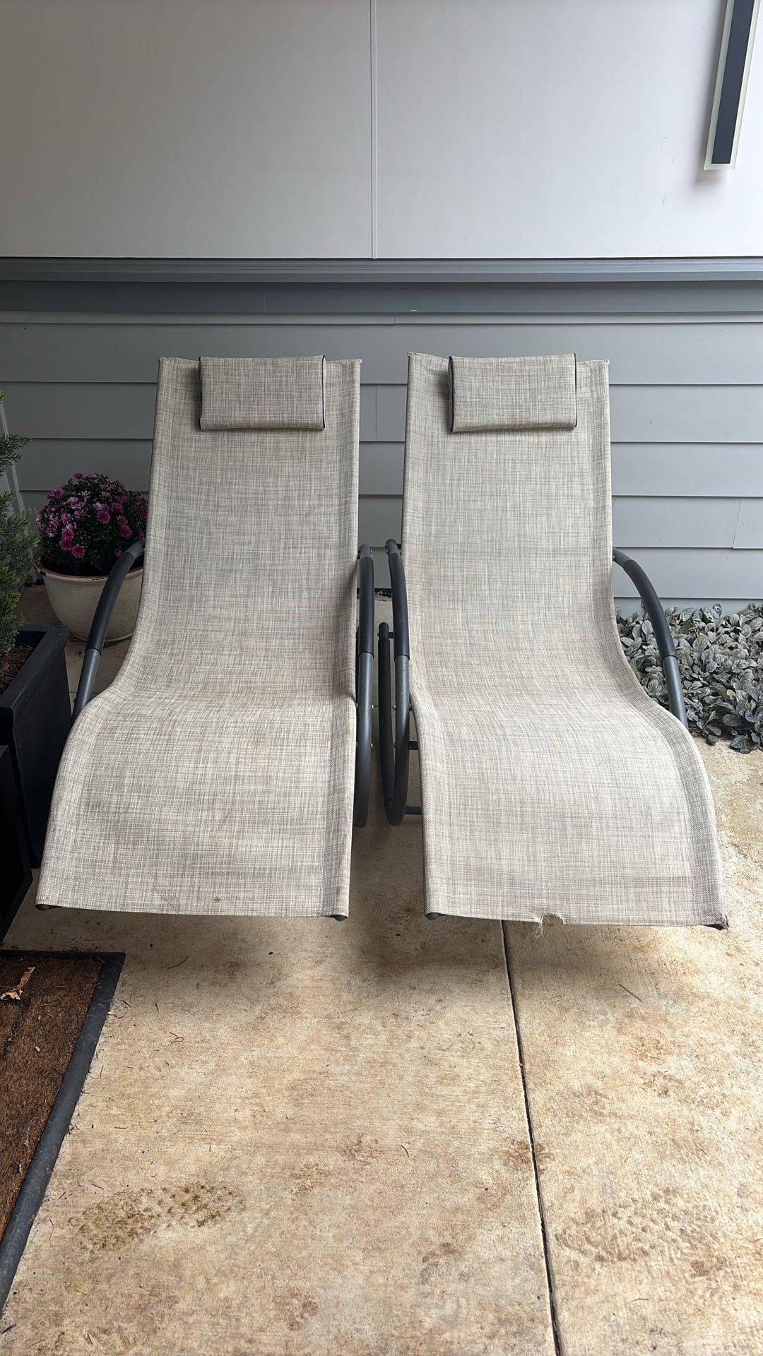 Free Lounge Chairs 
