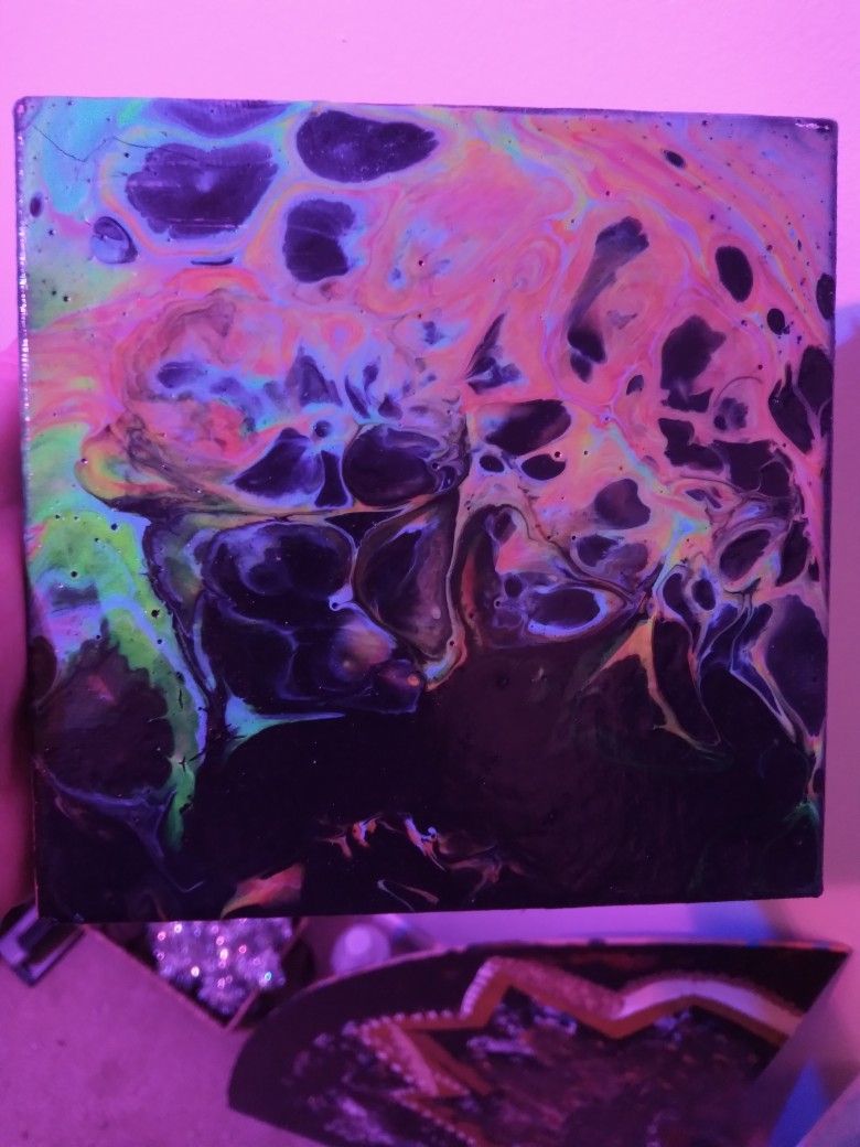 Small Box Shaped Colored Light Reactive Pour Painting