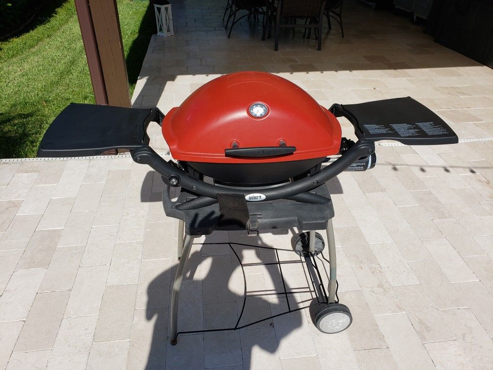 Weber gas grill and cart, Q120