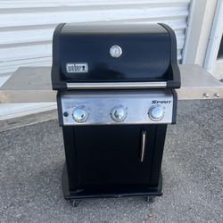 Delivery Available! Spirit E-315 3-Burner Propane Gas Grill BBQ! Works great! Excellent condition! Does not include propane tank.