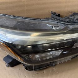 2023 Nissan Versa Right headlight L E D