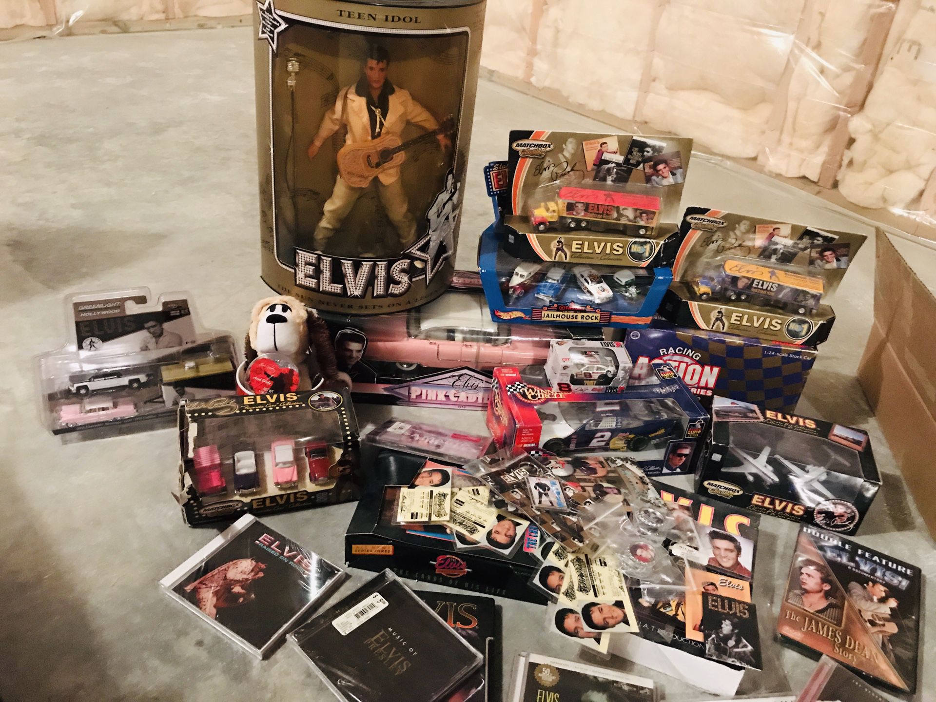 Bundle of Elvis Presley stuff most of them still on box