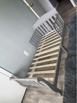 Toddler bed w/ mattress