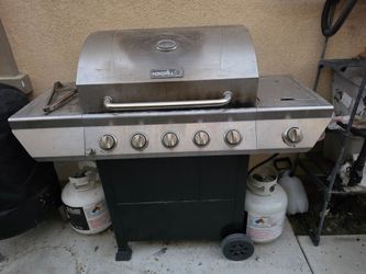 Grill Gas Barbecue need deep cleaning ! With 2 refill gas tanks Need them gone asap frist come get it