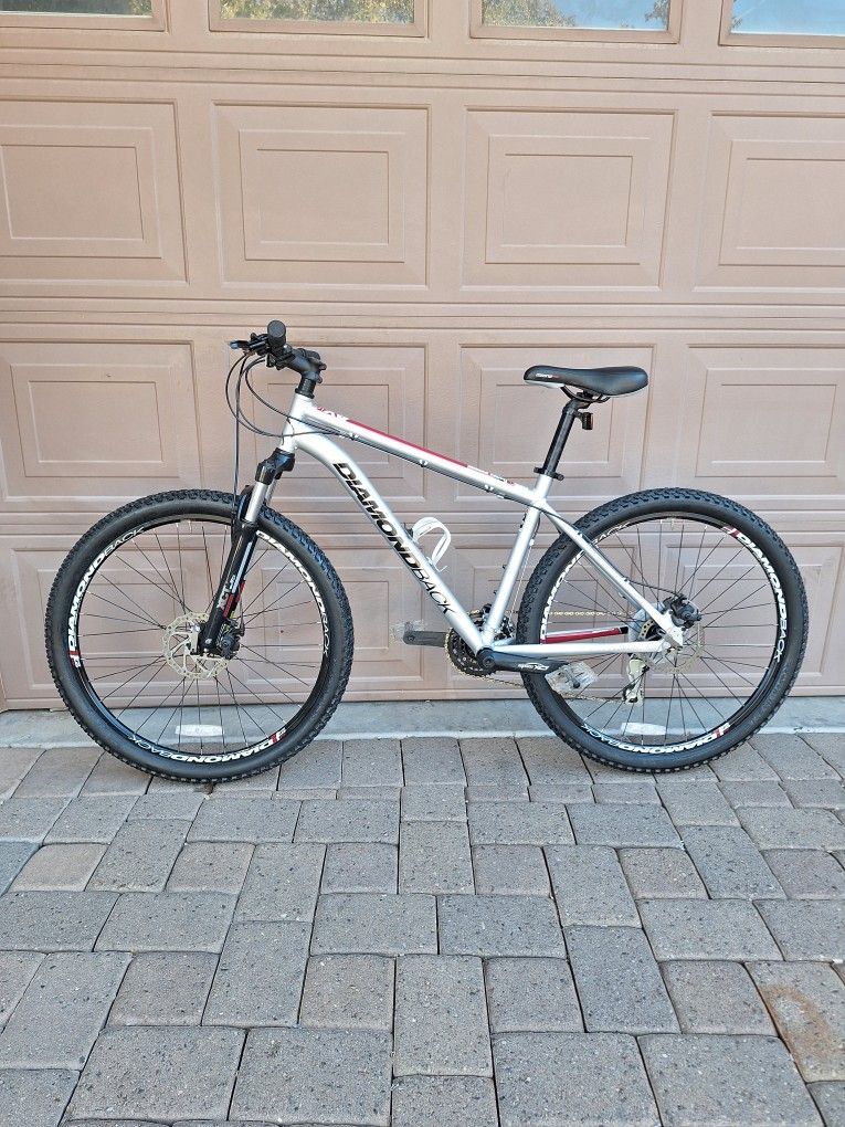 DIAMONDBACK AXIS 27.5 INCH MOUNTAIN BIKE LIKE NEW ( CHECK MY OTHER BIKES)