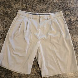 Roundtree & Yorke performance Tan pleated shorts with a relaxed fit, Size: 34