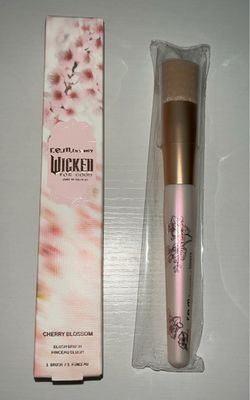 Ariana Grande r.e.m beauty x Wicked cherry blossom blush brush