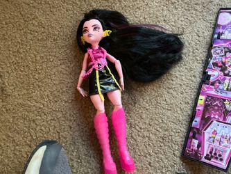 Monster High Draculaura Skulltimate Secrets Doll + Coffin Locker & Accessories