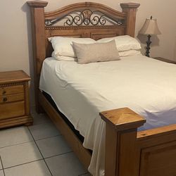 Wood Queen Bedroom Set (lamps Included)