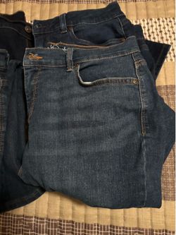 Ladies Gloria Vanderbilt capris size 8. $9 each. Cash only! Hurst pickup.