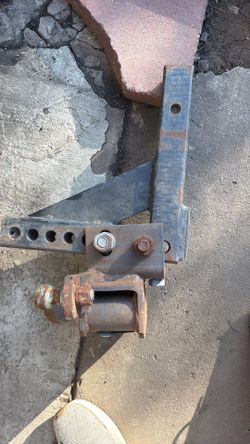 Heavy duty tow hitch adjustable