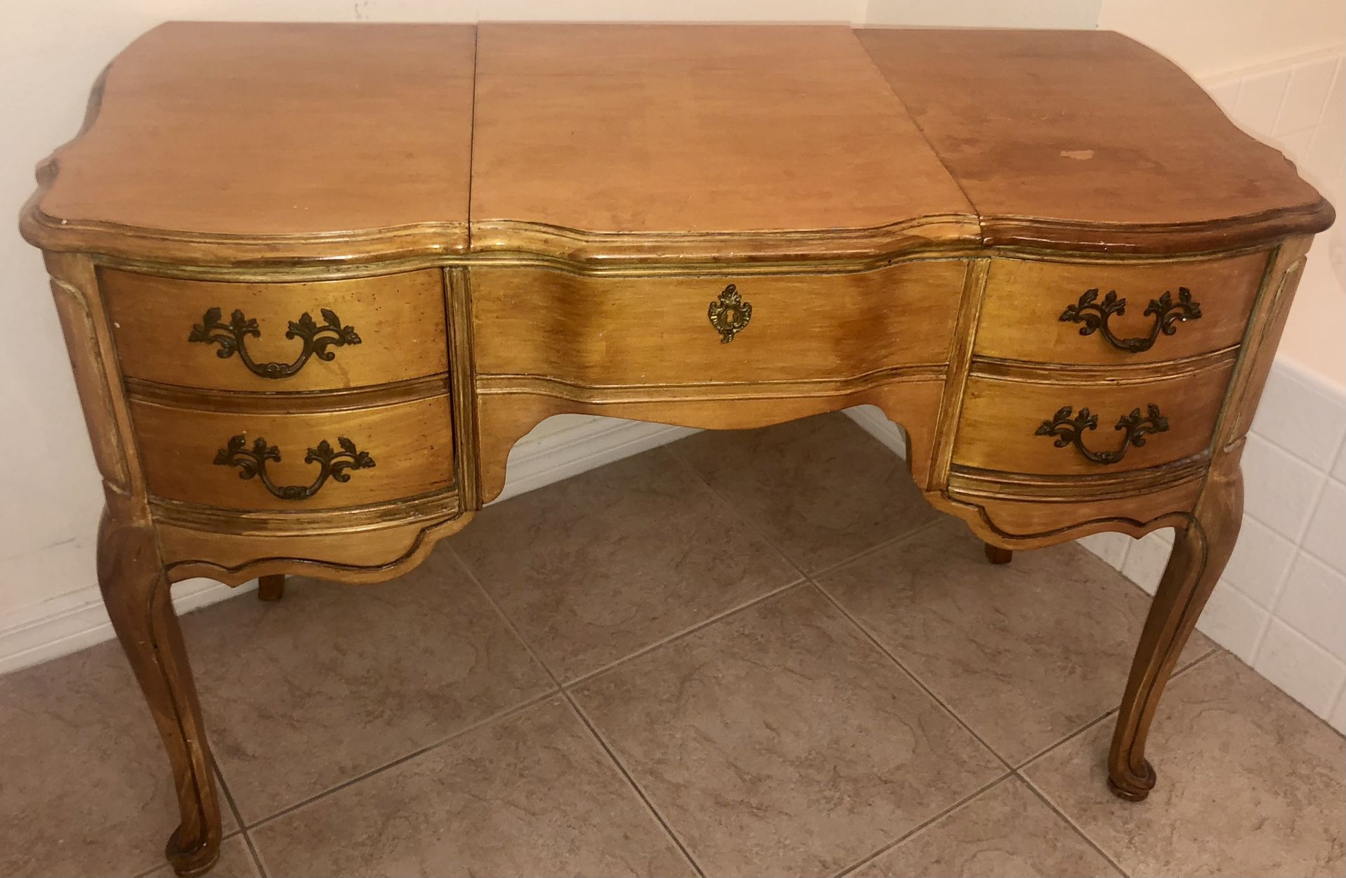Classic & Elegant Antique Bassett Furniture Mid Century French Provincial Vanity 