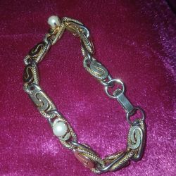 Vintage womans gold and pearl bracelet