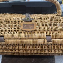 Beautiful Picnics Basket With Plates and Utensils 