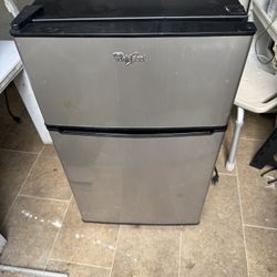 3.1cf Minifrig  w/ small freezer Whirlpool
