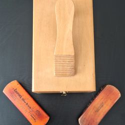 VINTAGE WOODEN SHOE SHINE VALET BOX - ESQUIRE DE LUXE [YUGOSLAVIA]