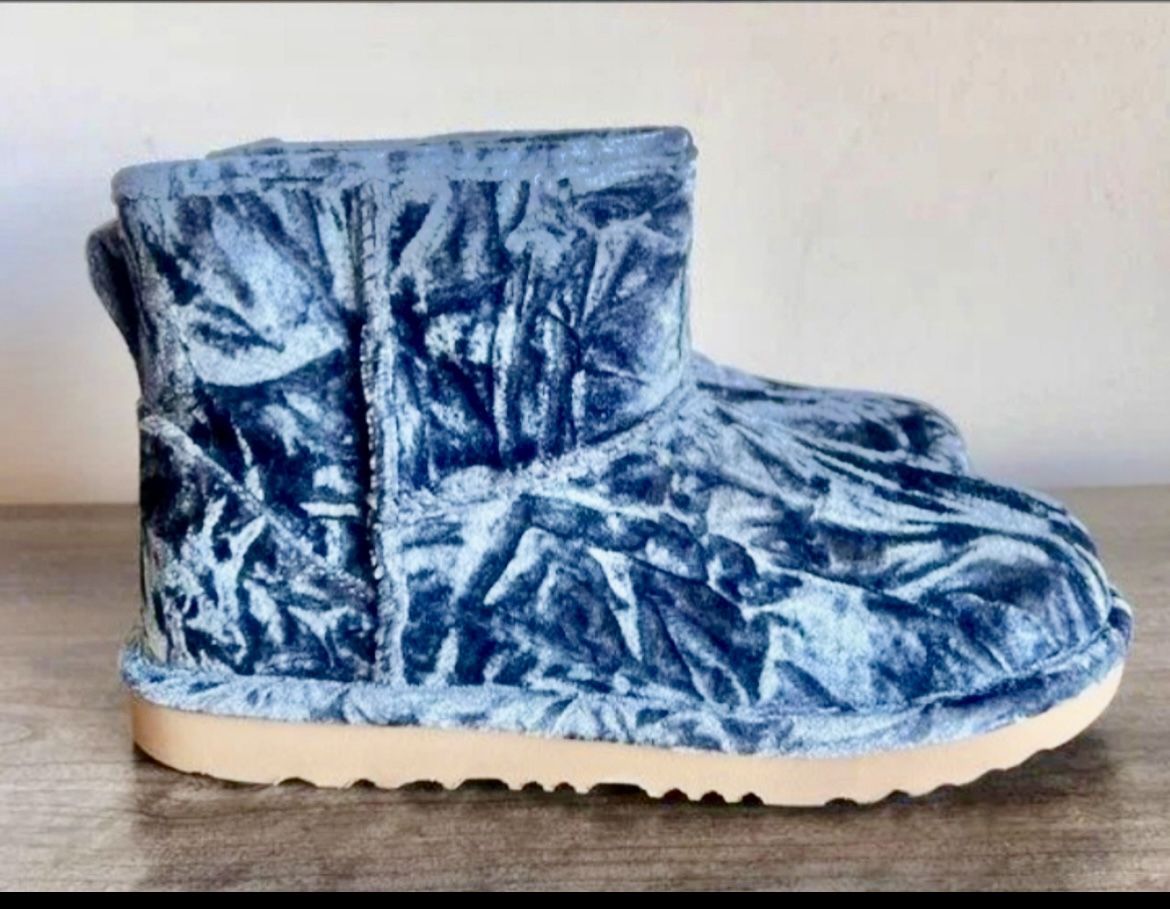 Brand New Uggs Size 4 Big Kids /6 Woman