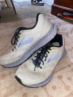 Women’s Brooks size 9.5