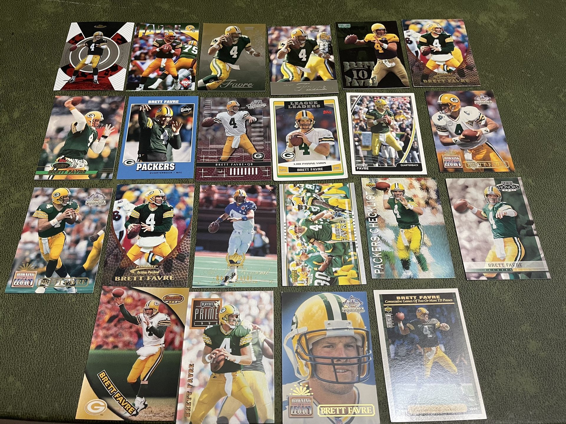 Lot Of 22 Brett Farve Football Cards