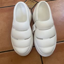 New With tags Ugg Sandals Size 9 Women’s 