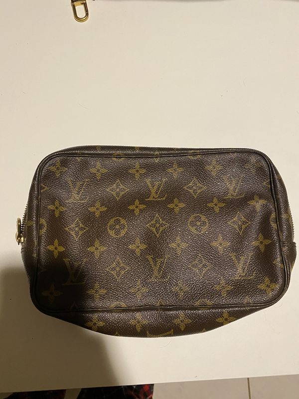 Louis Vuitton travel bag zipper broken for Sale in Scottsdale, AZ - OfferUp
