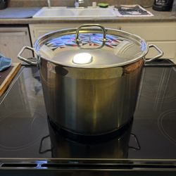 Sur Le Table Cooking Pot 