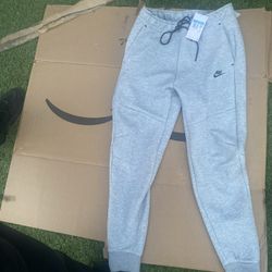 Medium Nike Tech 