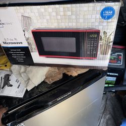 NEW Mainstays 0.7 cu. ft. Microwave – Compact Red Countertop Model (Unopened Box)