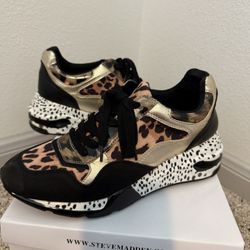 Tennis shoes