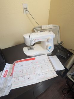 Singer Fashion Mate Sewing Machine with Carrying Case, Manual & Accessories