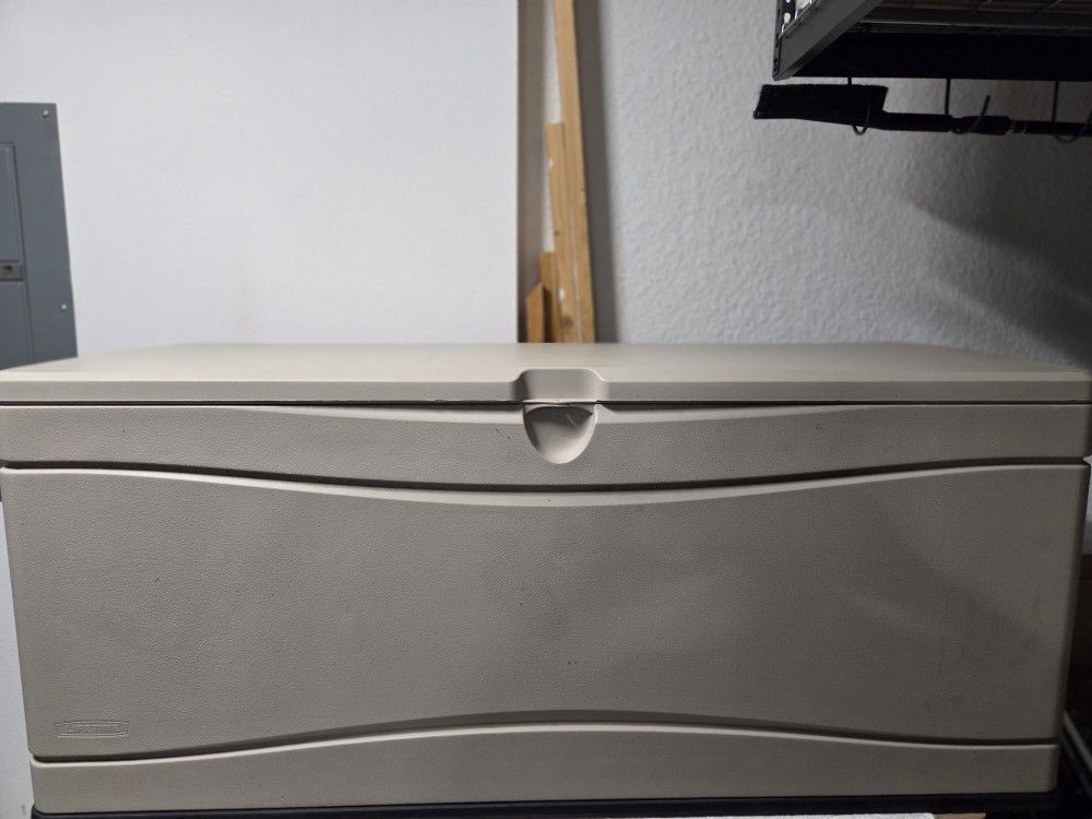 Rubbermaid Outdoor Storage Box