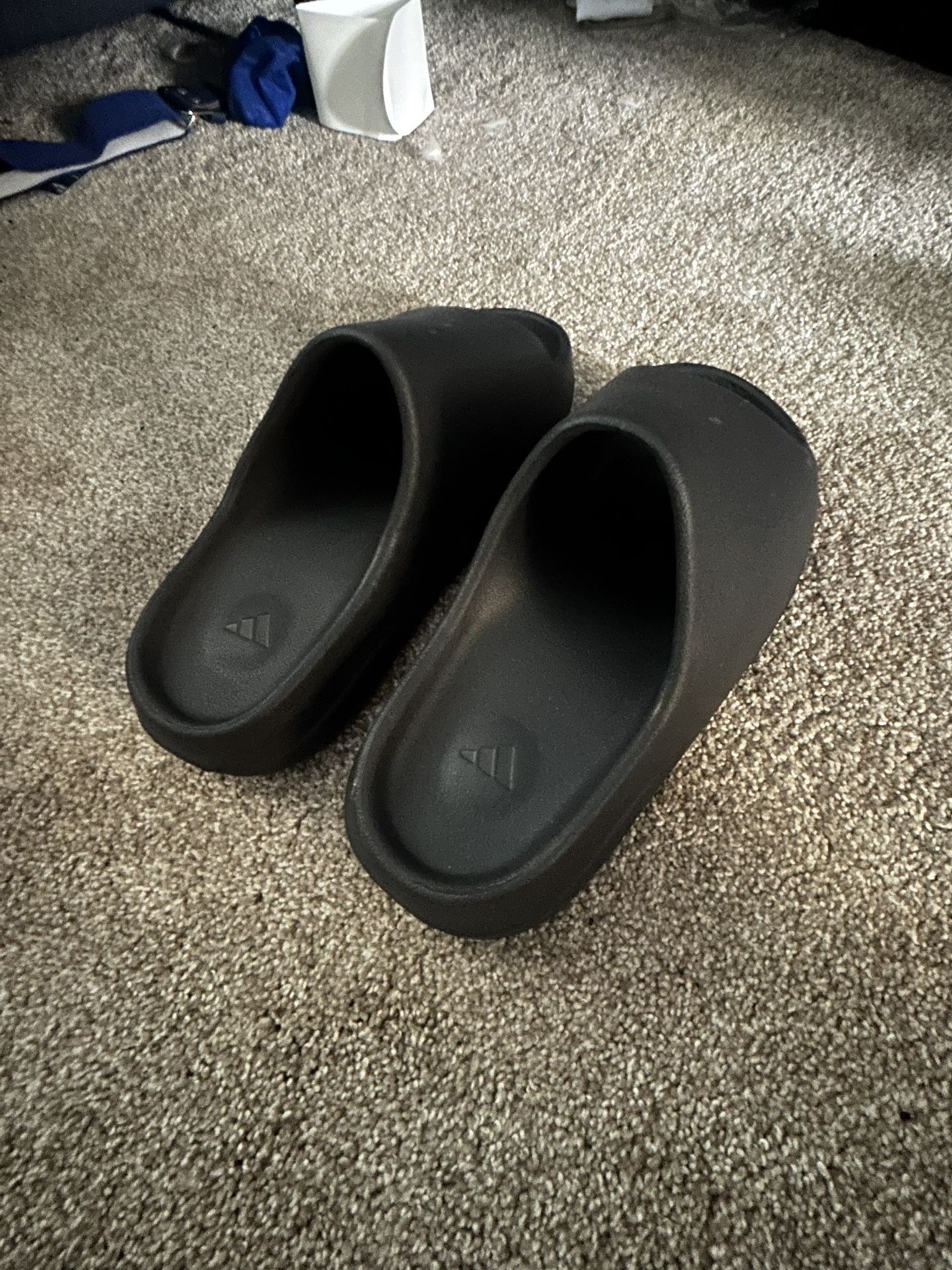 Brand New Yeezy Slide onyx size 9