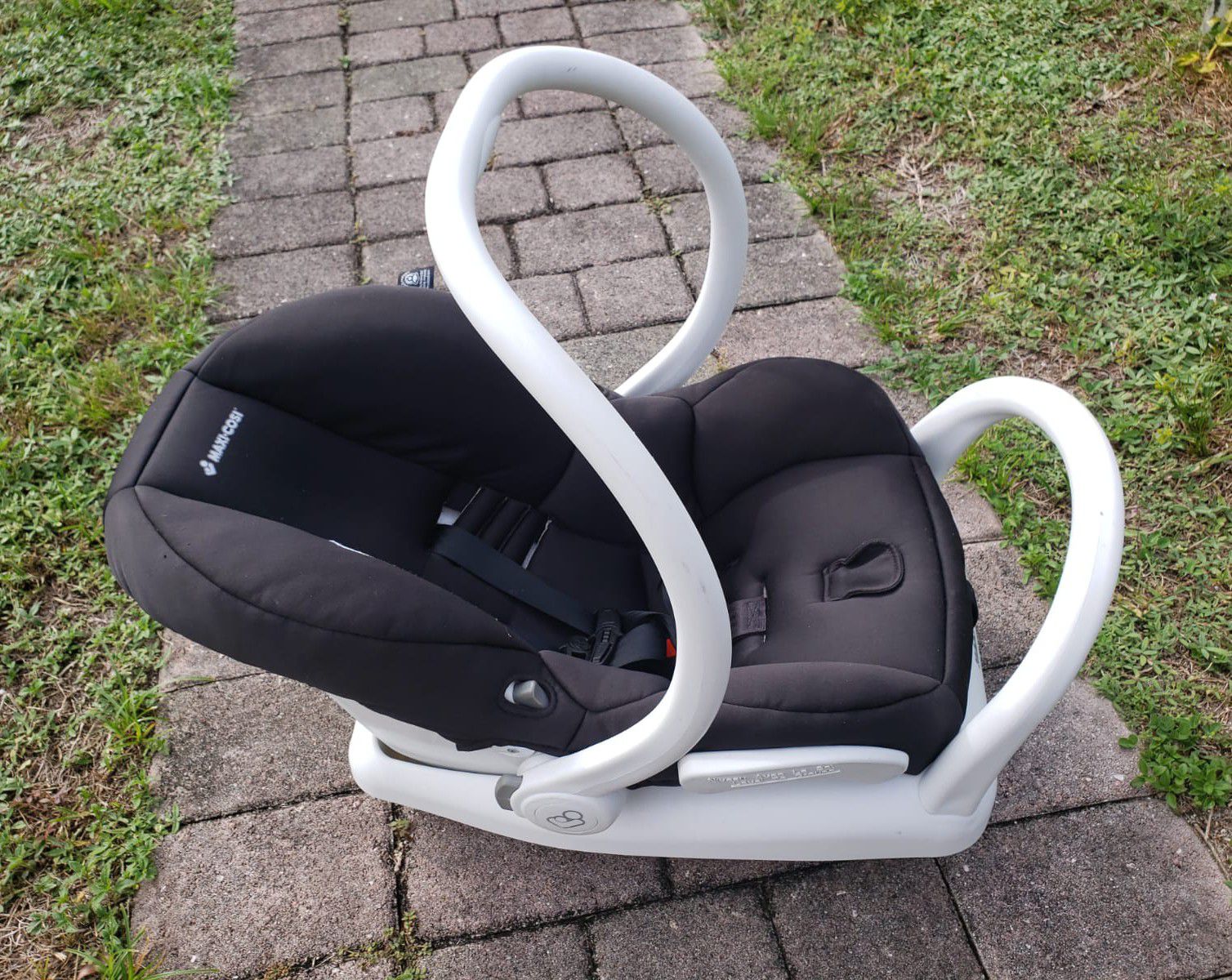 Maxi Cosi rear facing infant car seat with seat base