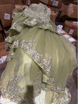 Wholesale women's evening gowns. $300/pallet.