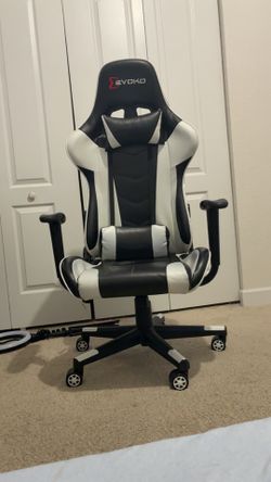 Kinda damaged gaming chair