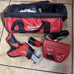 Milwaukee M12 12V HACKZALL Cordless Reciprocating Saw Kit with One 1.5Ah Battery and Charger
