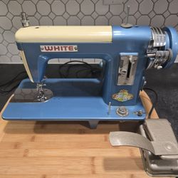 Vintage White Model 464 Deluxe Sew Easy Straight Stitch Sewing Machine W Pedal