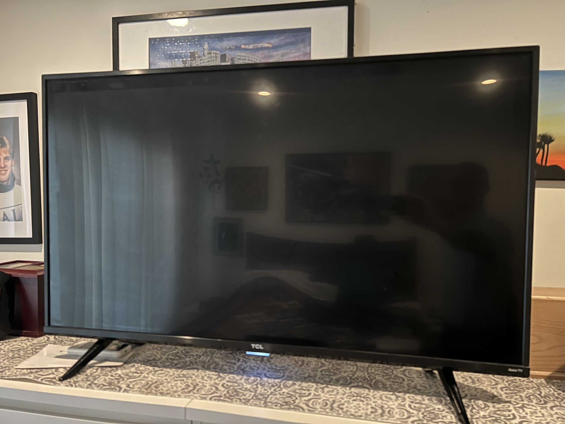 TCL 44” Roku Smart TV w Swivel Wall Mount