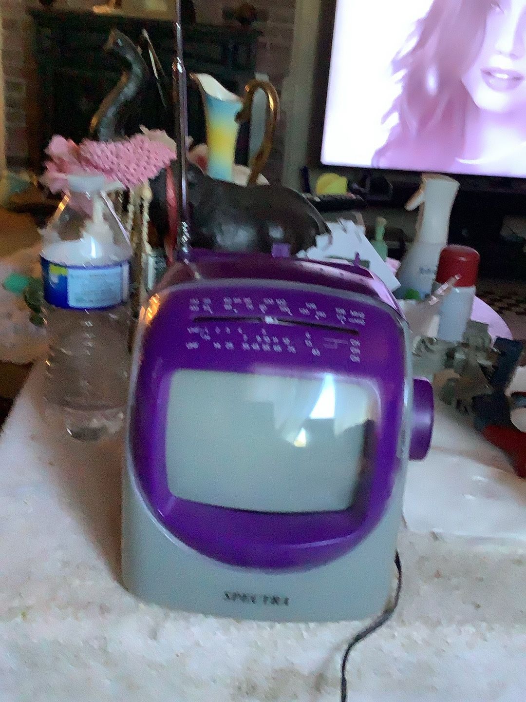 Spectra 5 “ Black & White Tv White Am Fm Radio