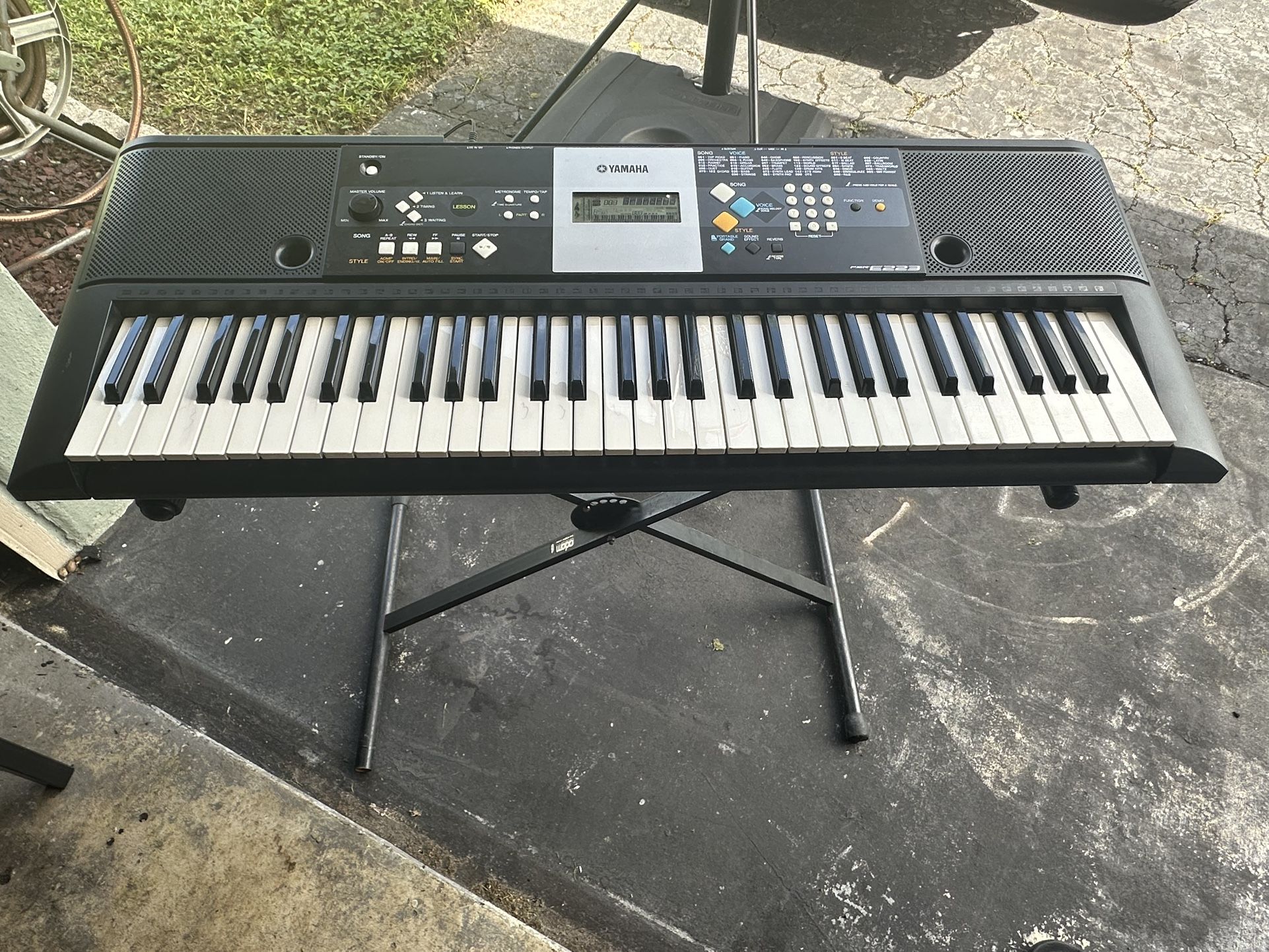 Yamaha PSR E223 Electric Keyboard