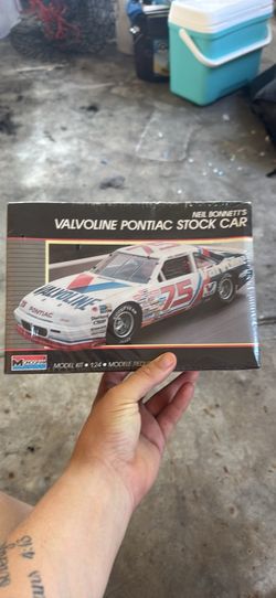 Monogram Neil Bonnett's Valvoline Pontiac Stock Car Model Kit 1:24