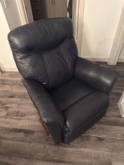 La-Z-Boy Manual Recliner (Navy Blue Leather)