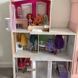 Rainbow High Doll House With Dolls Like New! 