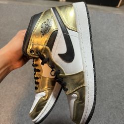 Jordan 1 Mid Metallic Gold Black White