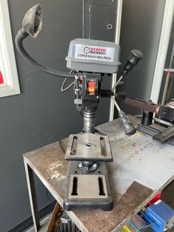 CENTRAL MACHINERY 5 SPEED BENCH TOP DRILL PRESS w/WORK LIGHT AND ACCESSORIES